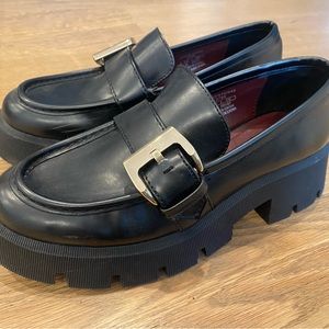 Zara lug sole loafer with large gold side buckle. Size 39, 8-8.5